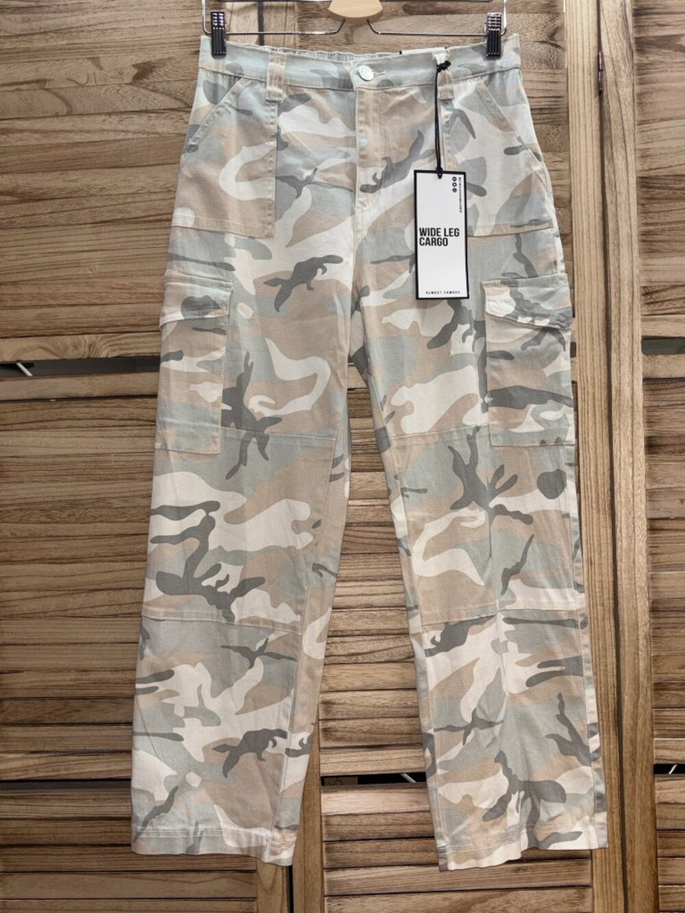 Almost Famous NWT Neutral Camo Wide Leg Cargo Pants Size M - Picture 2 of 6